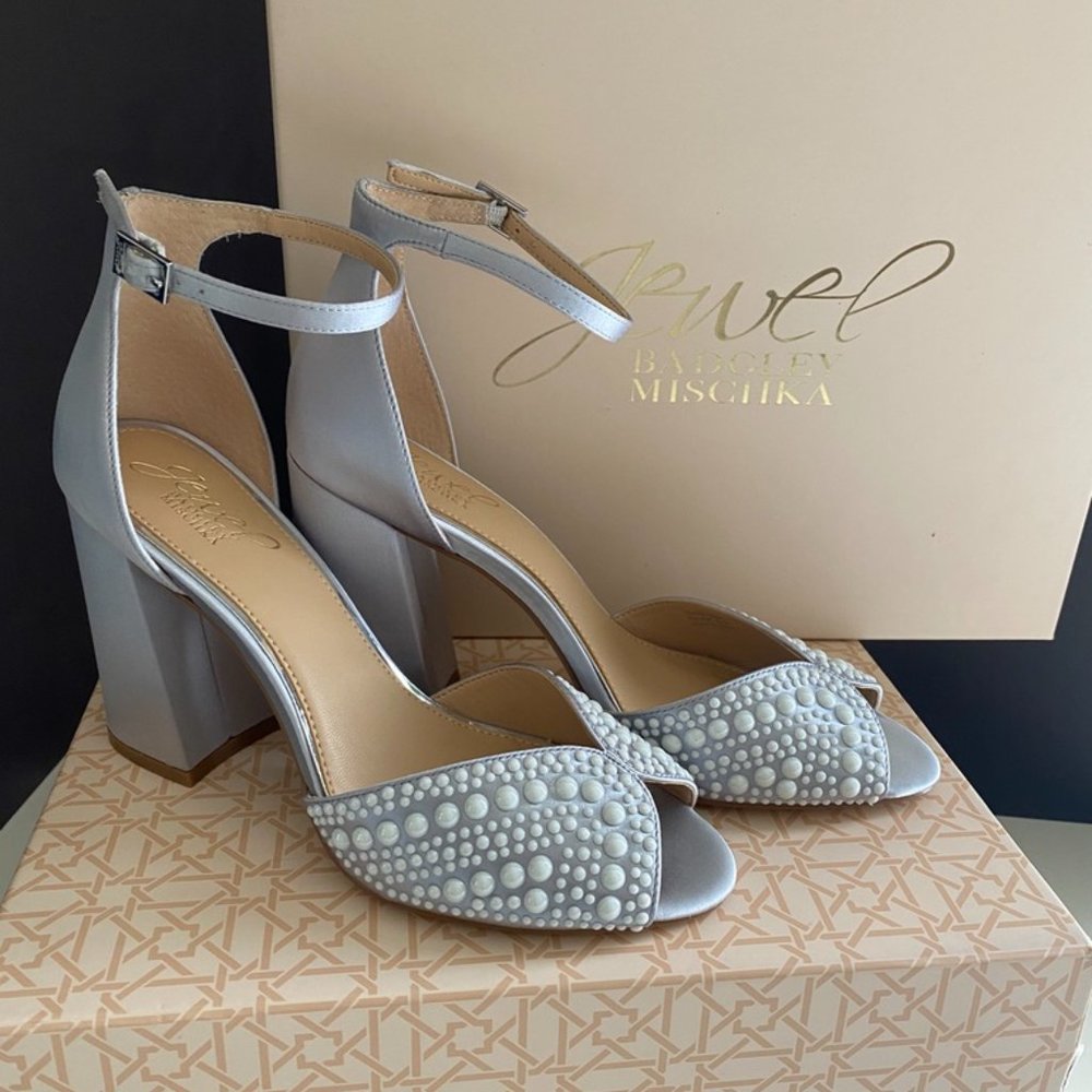 Badgley Mischka 7.5 Silver Pearled Peep toe Block Heel Evening Wedding Sandals